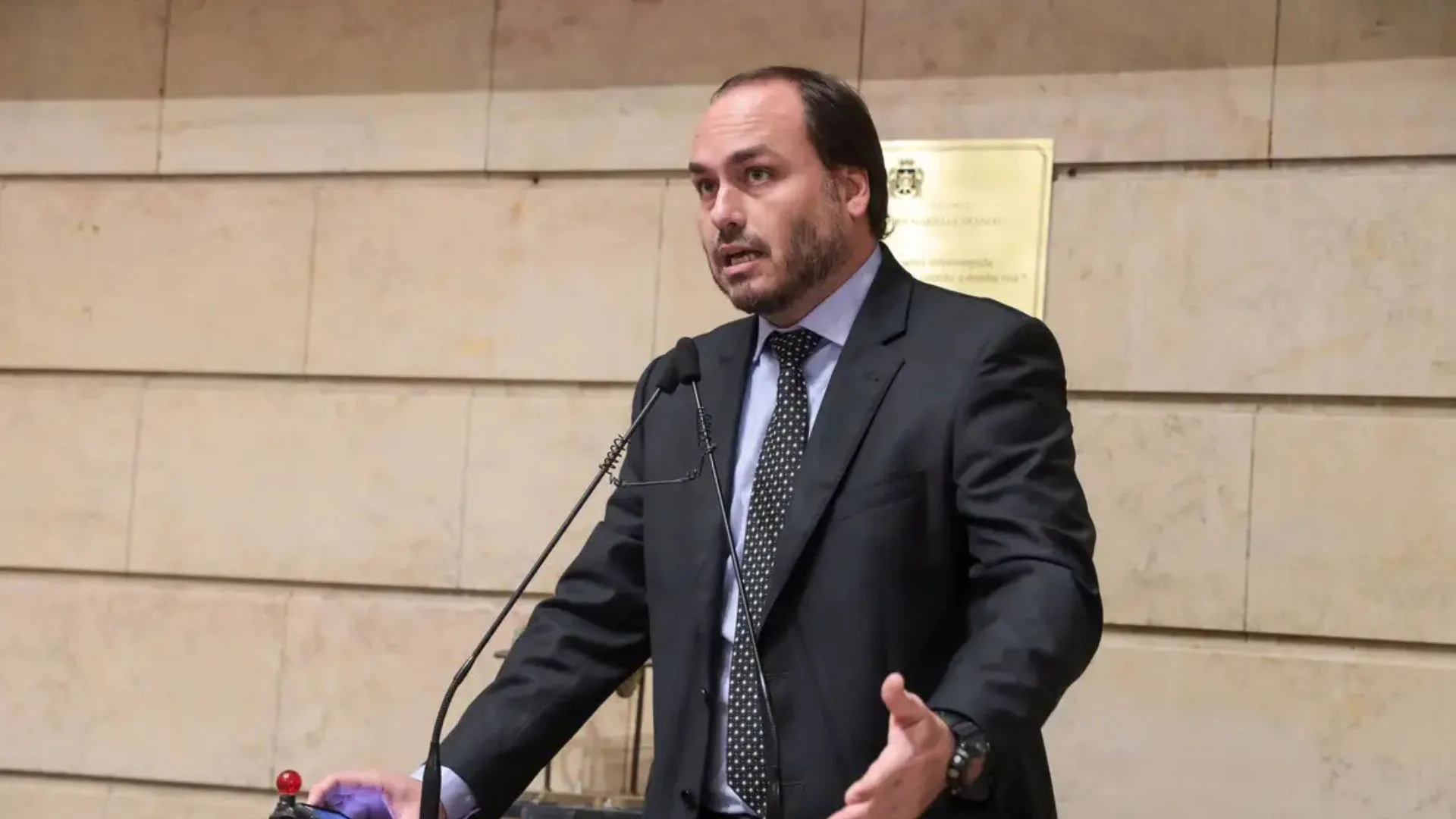 Carlos Bolsonaro renúncia cargo no RJ para tentar Senado de SC | Foto: Renan Olaz/CMRJ | Agência Brasil