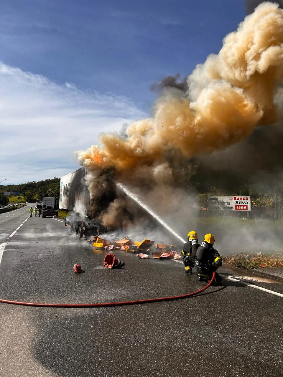 Carreta carregada com carne pega fogo na BR-101 em Garuva (1)