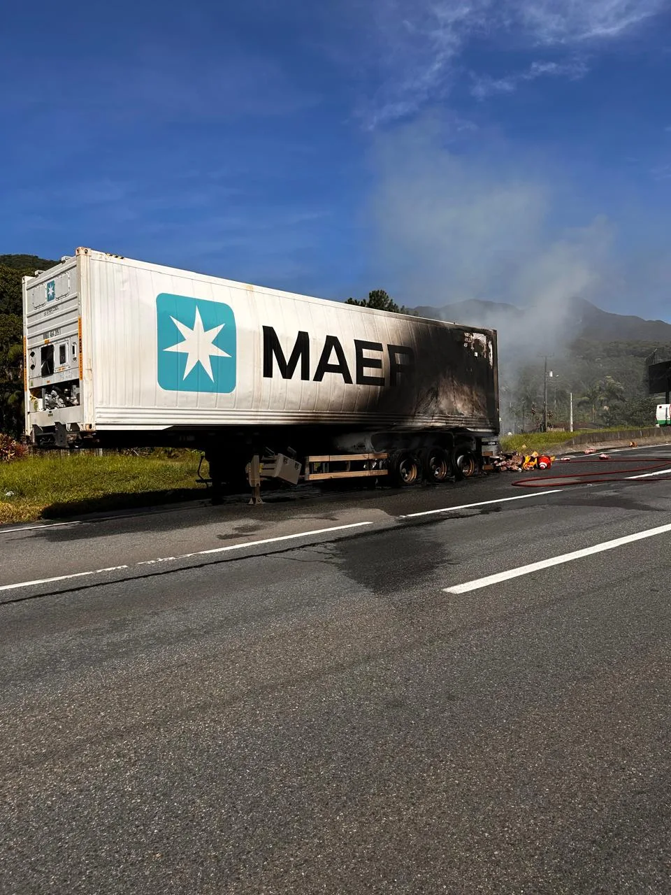 Carreta carregada com carne pega fogo na BR-101 em Garuva (1)