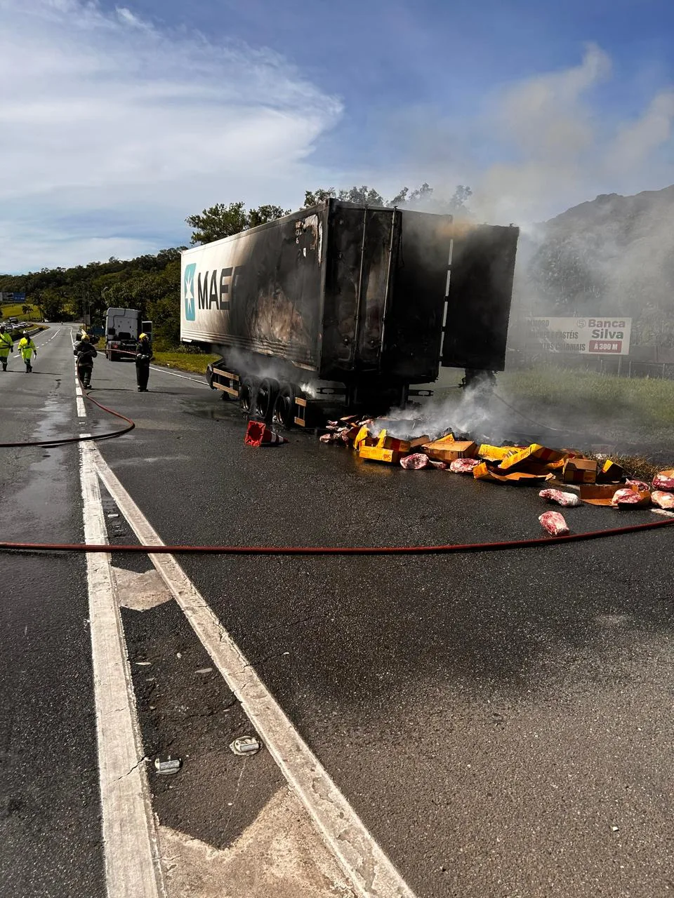 Carreta carregada com carne pega fogo na BR-101 em Garuva (1)