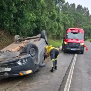 Carro capota na BR-282 em Bom Retiro; duas vítimas são socorridas | Foto: 5º BBM