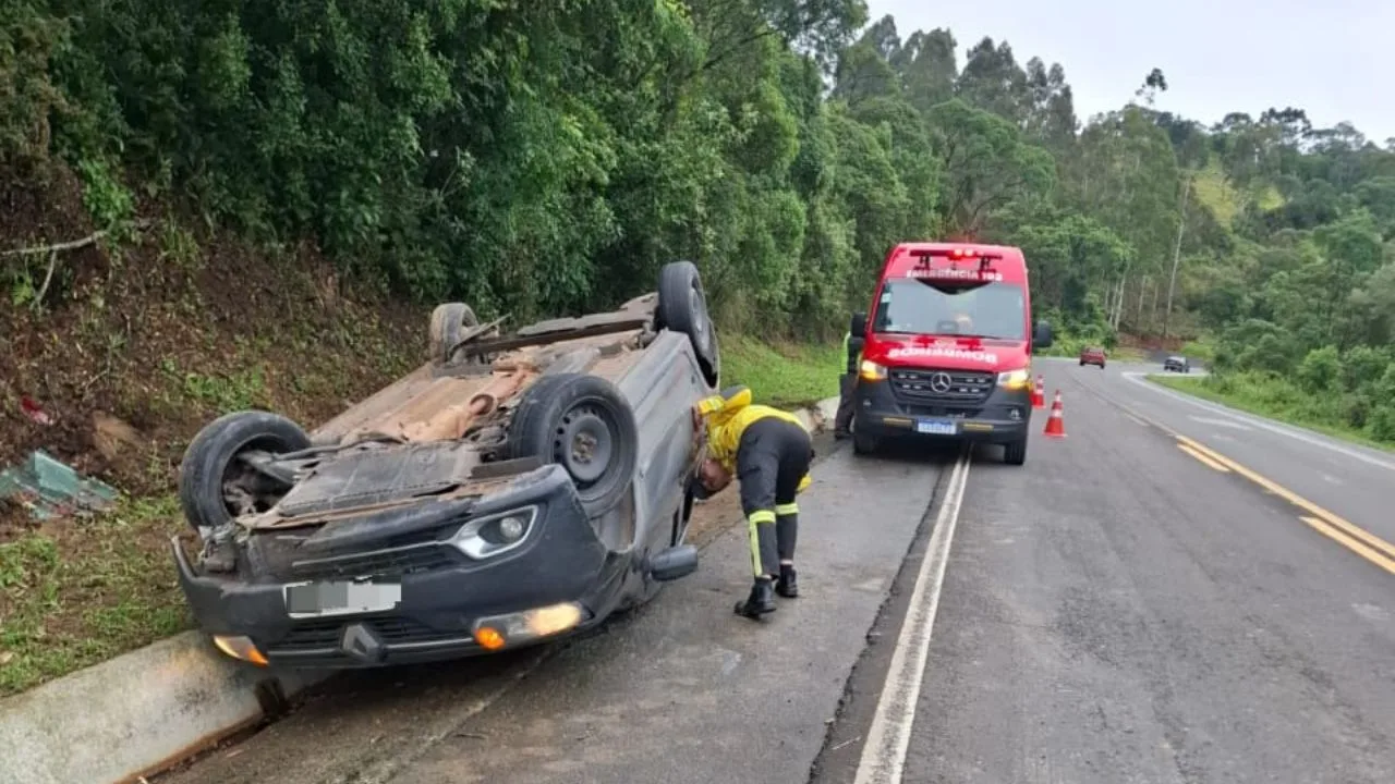 Carro capota na BR-282 em Bom Retiro; duas vítimas são socorridas | Foto: 5º BBM