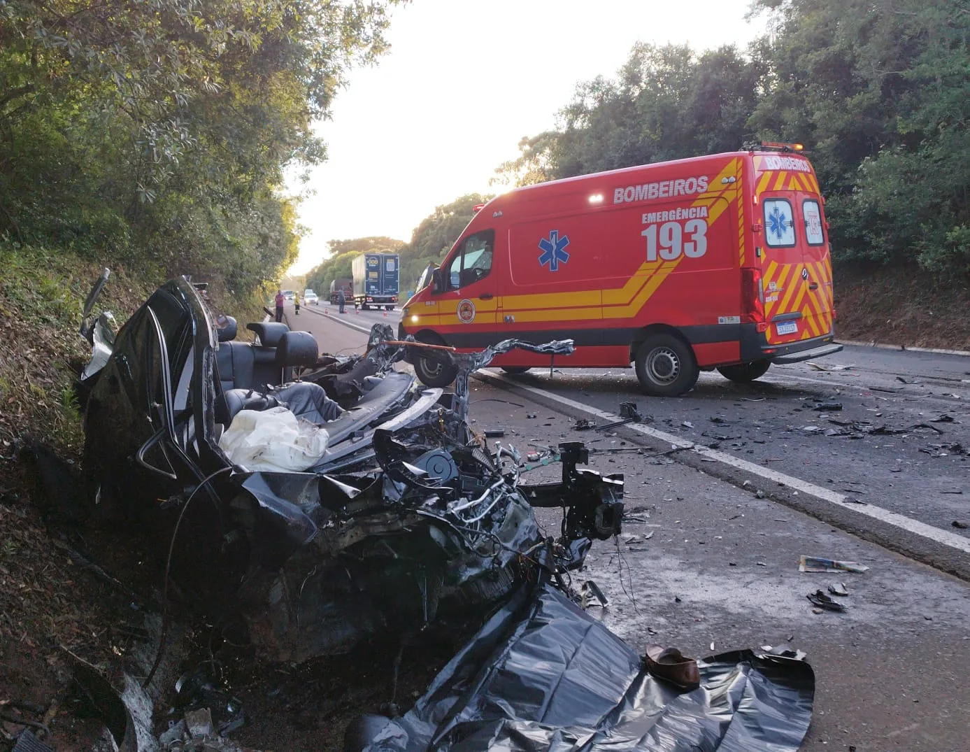Carro fica irreconhecível e motorista morre após batida violenta na BR-282 (1)