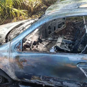 Carro é destruído pelo fogo em Iporã do Oeste