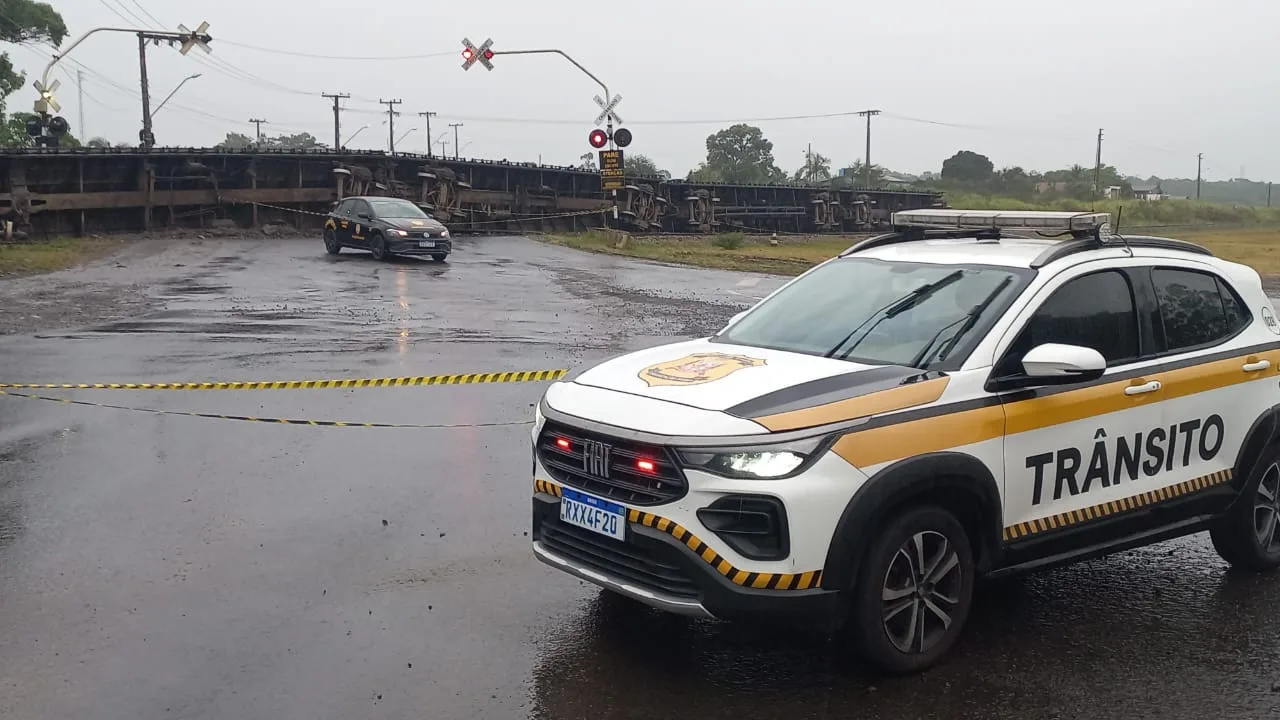 cruzamento rodoferroviário na passagem em nível do km 103 da linha tronco, na Rua Aristides Amboni, permanecerá bloqueado até a remoção dos vagões