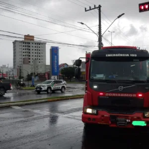 Colisão entre caminhonete e carro deixa quatro feridos em cruzamento de Lages