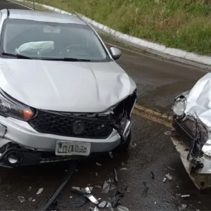 Colisão entre dois veículos mobiliza equipes de resgate na Serra do Panelão | Foto: 5º BBM