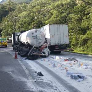Colisão entre três caminhões deixa motorista morto na BR-376