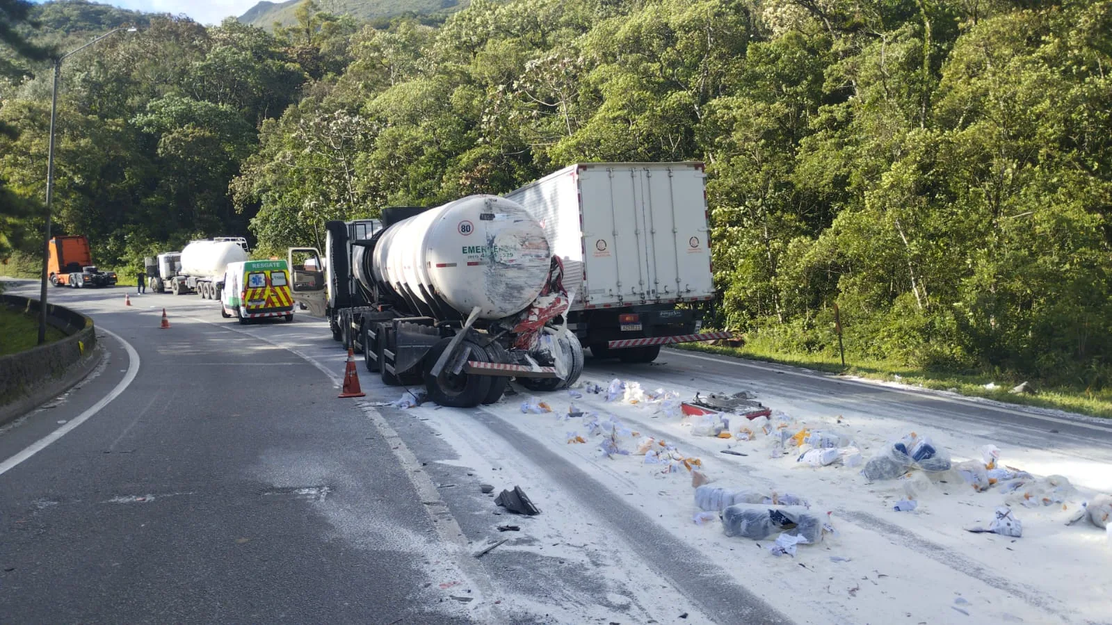Colisão entre três caminhões deixa motorista morto na BR-376 | Foto: PRF Paraná/Divulgação