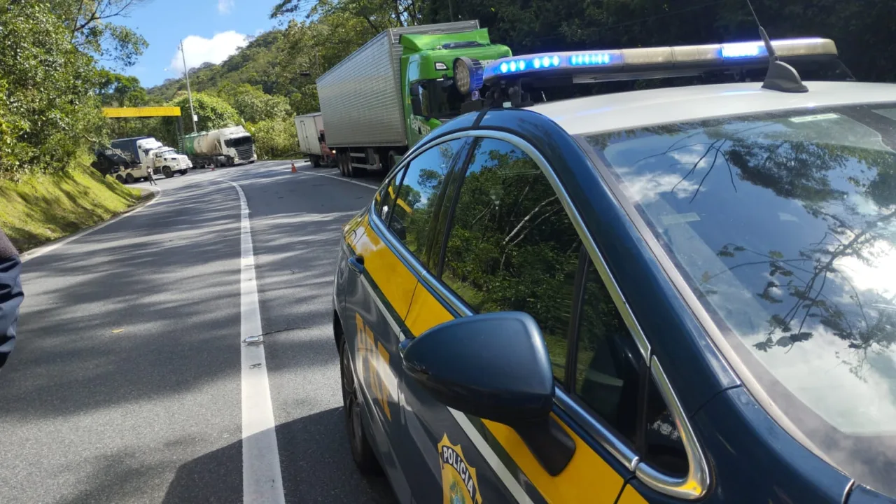 Colisão entre três caminhões deixa motorista morto na BR-376
