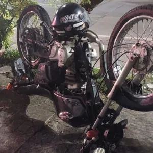 Motorista foge após colidir com motos e deixar três pessoas feridas em Lages