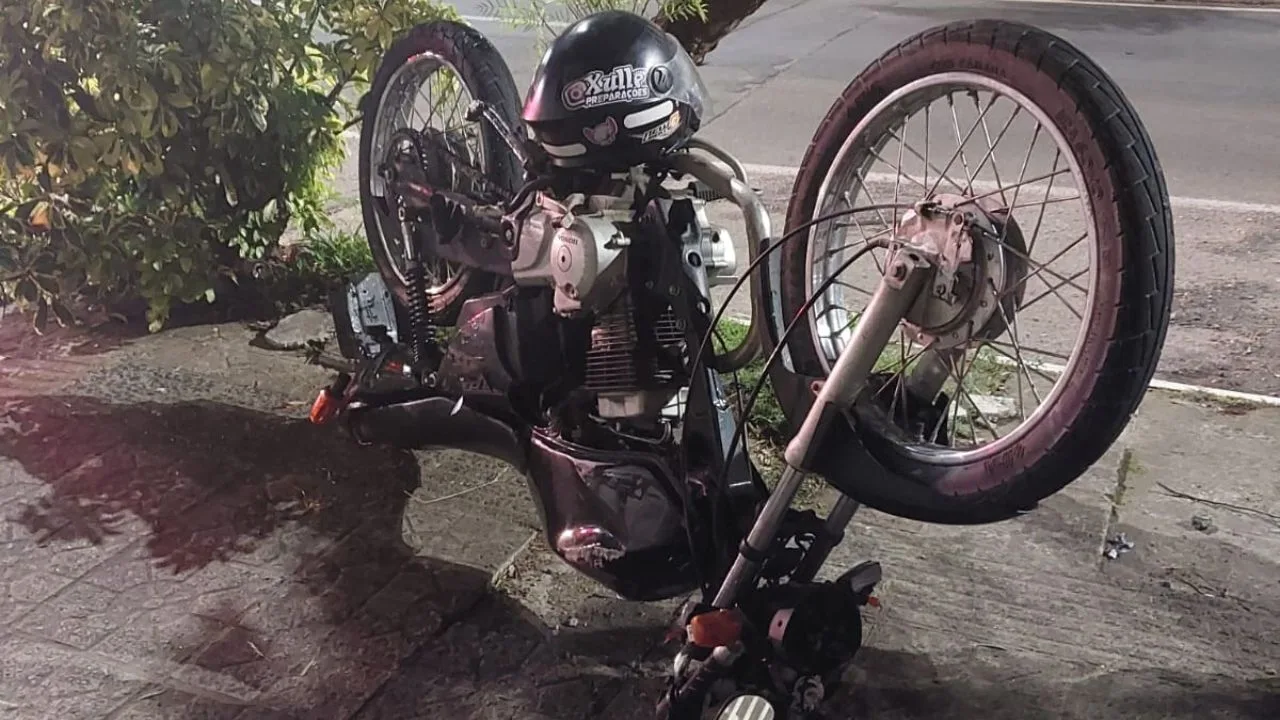 Motorista foge após colidir com motos e deixar três pessoas feridas em Lages | Foto: 5º BBM