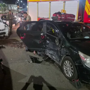 Colisão lateral entre carros deixa mulher ferida em Lages