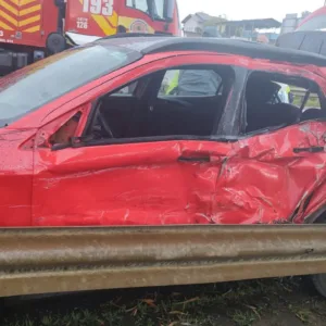 Colisão na BR-116 em Correia Pinto deixa homem encarcerado dentro de veículo