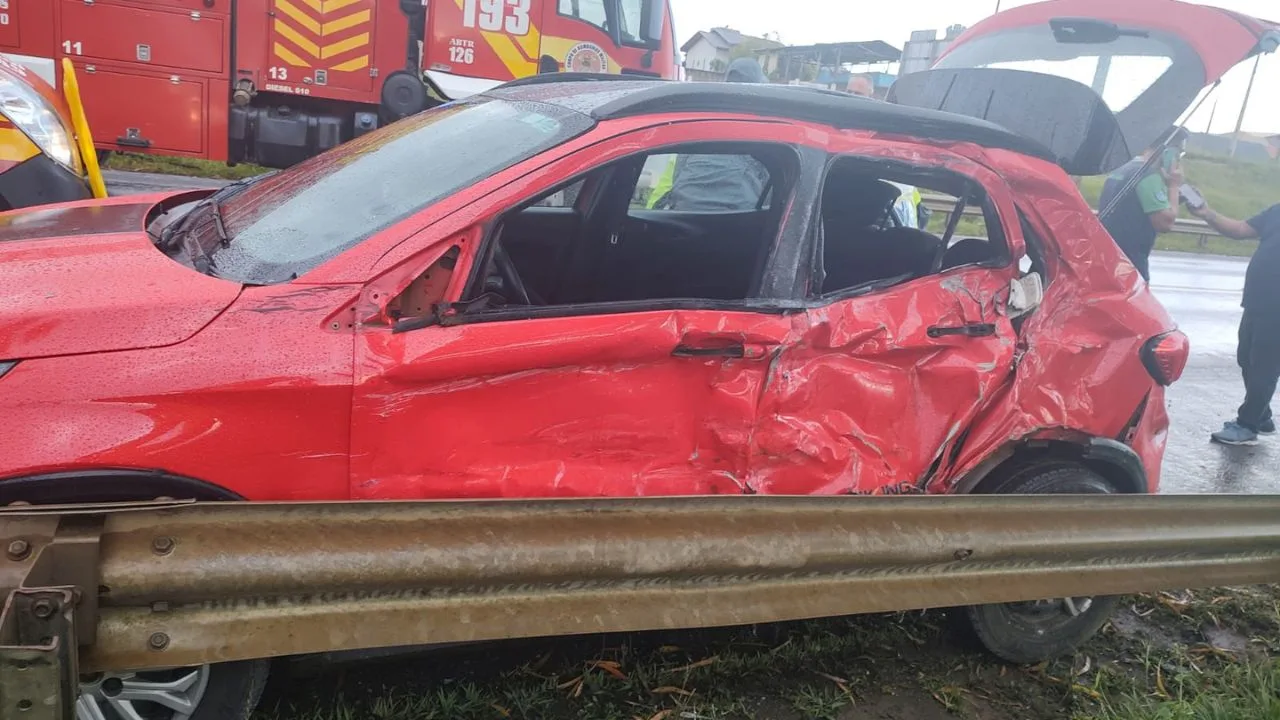 Colisão na BR-116 em Correia Pinto deixa homem encarcerado dentro de veículo | Foto: 5º BBM