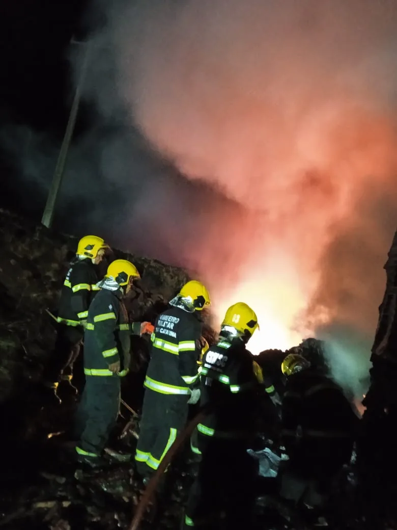 Duas pessoas morrem carbonizadas após colisão em rodovia de SC