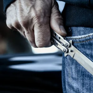 Durante discussão, mulher é morta a facadas por ter ido a um bar | Foto: Canva | Reprodução