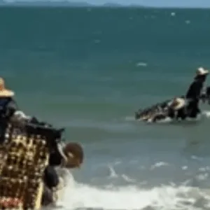 Durante fiscalização em praia de SC, ambulantes irregulares fogem para o mar