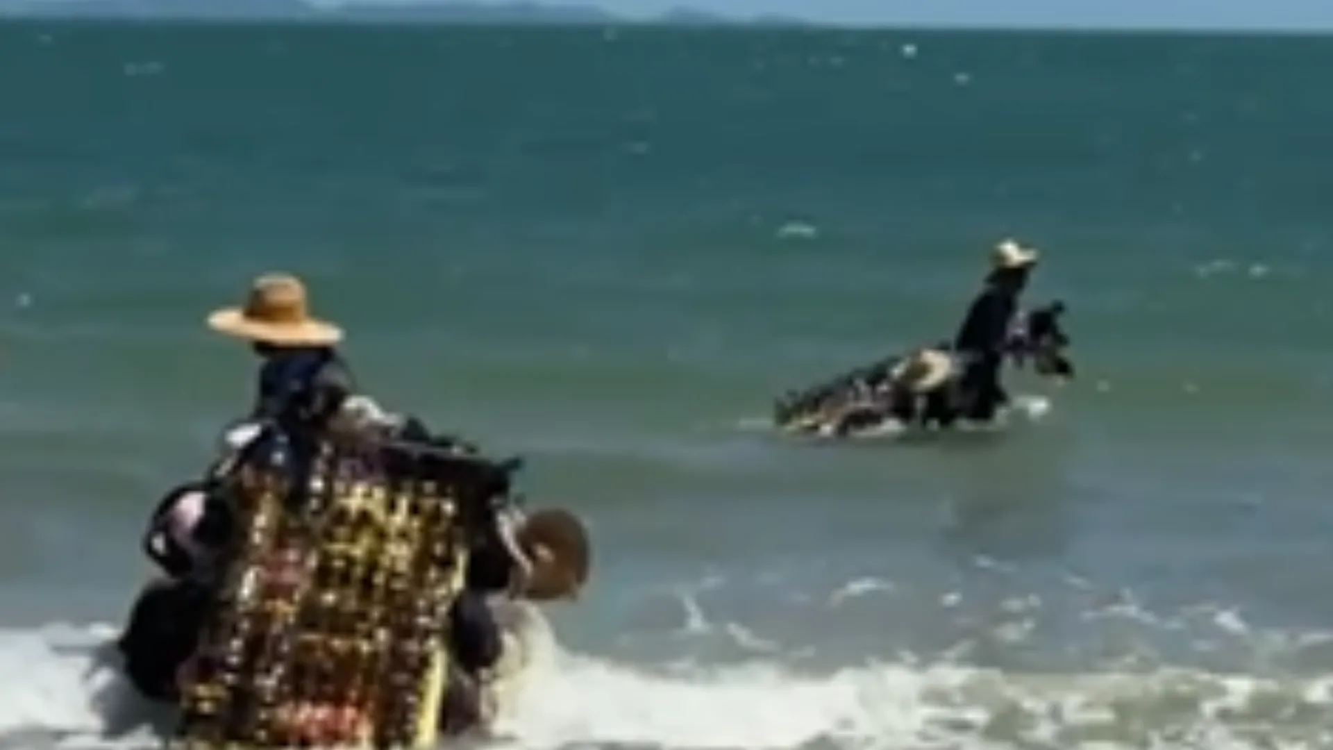 Durante fiscalização em praia de SC, ambulantes irregulares fogem para o mar | Foto: Reprodução/GMF