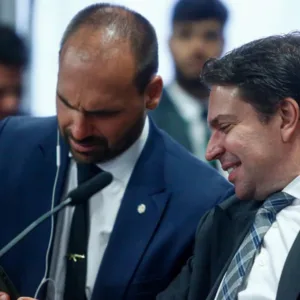Câmara cassa mandatos de Alexandre Ramagem e Eduardo Bolsonaro por decisão da Mesa Diretora