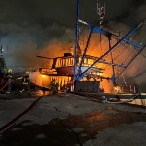 Embarcação pega fogo em Navegantes