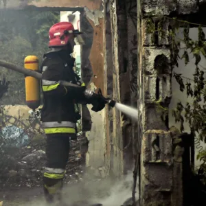 Filho põe fogo em colchão e provoca incêndio em casa após discussão | Foto: Canva | Reprodução