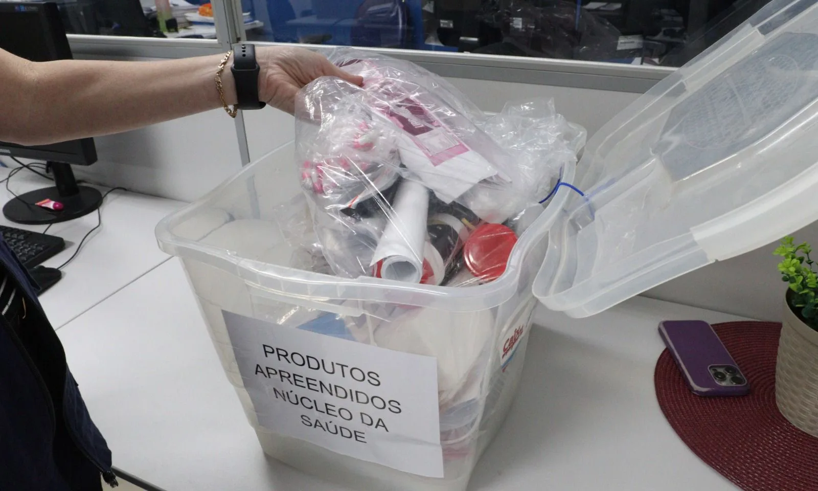 Fiscalização flagra loja de roupas vendendo canetas emagrecedoras clandestinas em Joinville