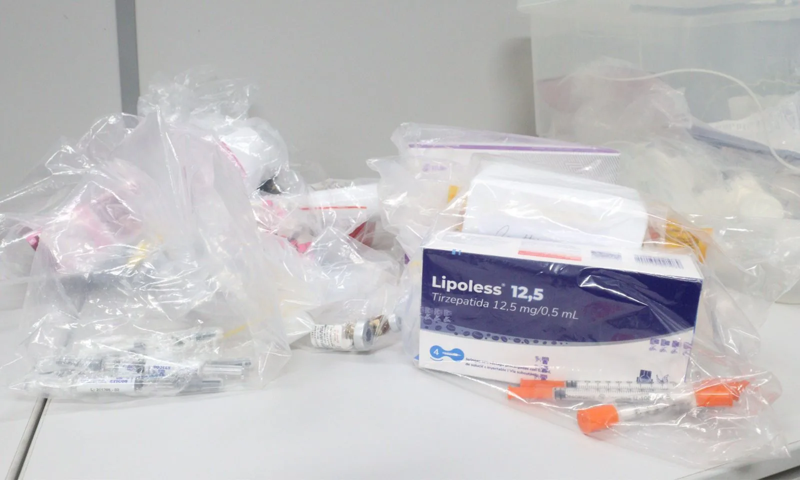 Fiscalização flagra loja de roupas vendendo canetas emagrecedoras clandestinas em Joinville