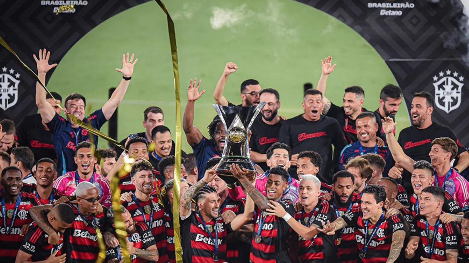 Flamengo derrota Ceará e coroa ano mágico com título Brasileiro | Foto: Reprodução/Redes Sociais/X/@Flamengo