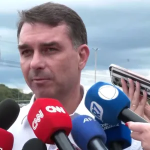VÍDEO:  Flávio Bolsonaro diz que só abre mão de ser presidente se o pai for candidato  | Foto: reprodução / SBT News 