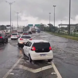 Florianópolis registra primeiros pontos de alagamento
