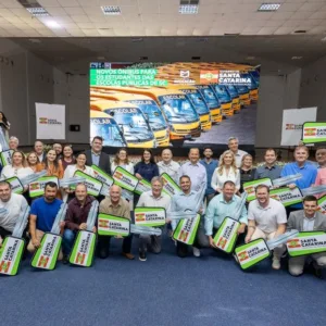 Governo de SC entrega novos ônibus escolares para transporte de estudantes