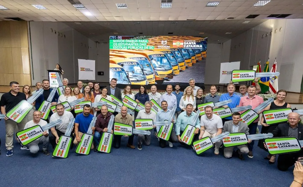 Governo de SC entrega novos ônibus escolares para transporte de estudantes | Foto: Jonatã Rocha / SECOM