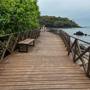 Homem é encontrado morto segurando fio de energia em deck de Balneário Camboriú