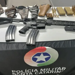 Homem embriagado ameaça matar familiares e é preso com arsenal em SC - Foto: Polícia Militar