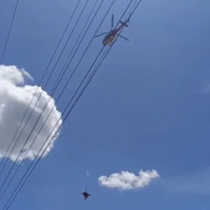 Homem é resgatado de helicóptero após cair em trilha no Vale do Itajaí | Foto: reprodução. 
