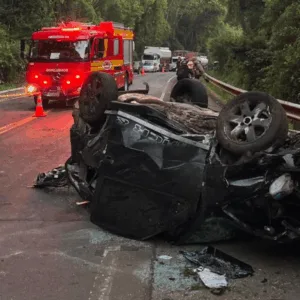 Imagens fortes! Mulher morre em capotamento durante acidente grave em SC - Foto: CBMSC