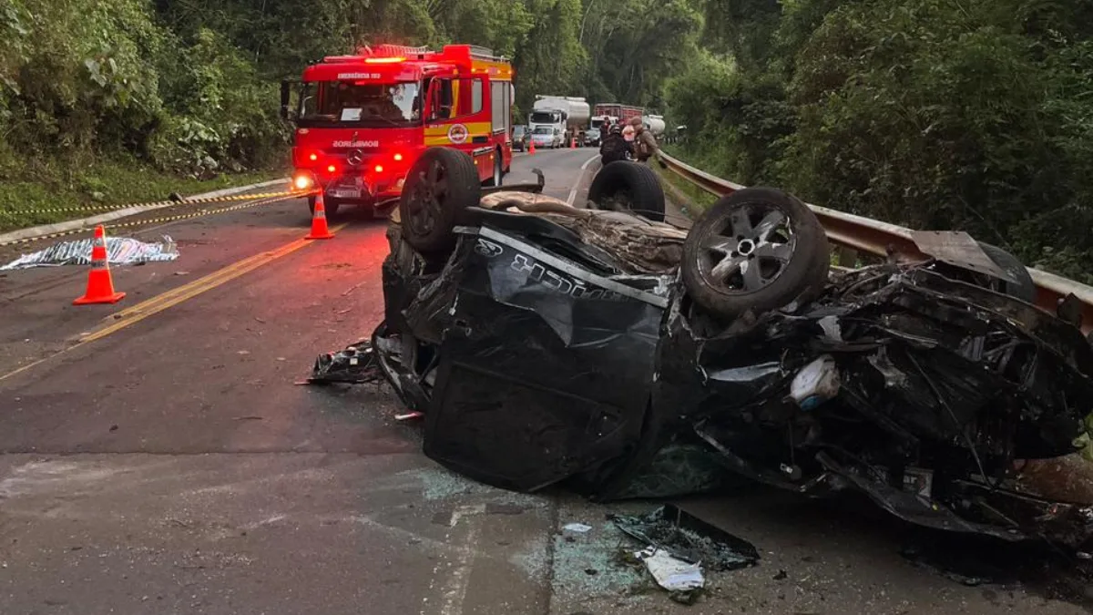 Imagens fortes! Mulher morre em capotamento durante acidente grave em SC – Foto: CBMSC
