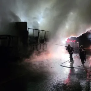 Incêndio consome caminhão carregado com recicláveis em Bocaina do Sul | Foto: 5º BBM