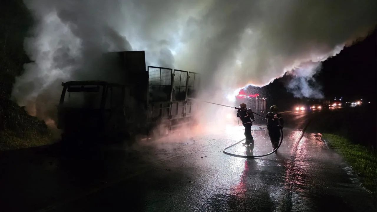 Incêndio consome caminhão carregado com recicláveis em Bocaina do Sul | Foto: 5º BBM