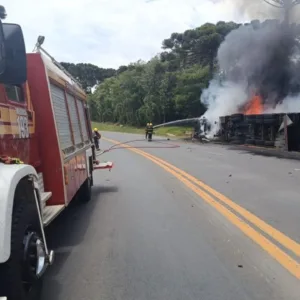 Incêndio em carreta mobiliza bombeiros por sete horas em Santa Cecília | Foto: 5º BBM