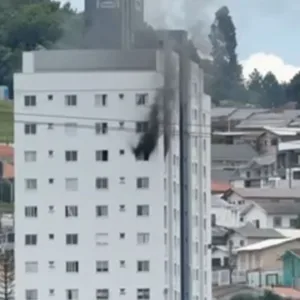 Incêndio em edifício mobiliza bombeiros em Lages | Foto: Reprodução