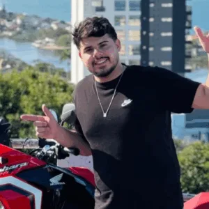 Influenciador morre após colisão entre moto e caminhão na