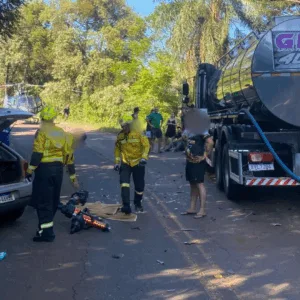Jovem morre preso às ferragens após colisão na SC-159 - Foto: CBMSC
