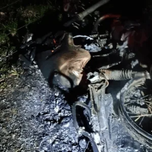 Jovens morrem em colisão entre motocicleta e caminhão na SC-414, em Navegantes