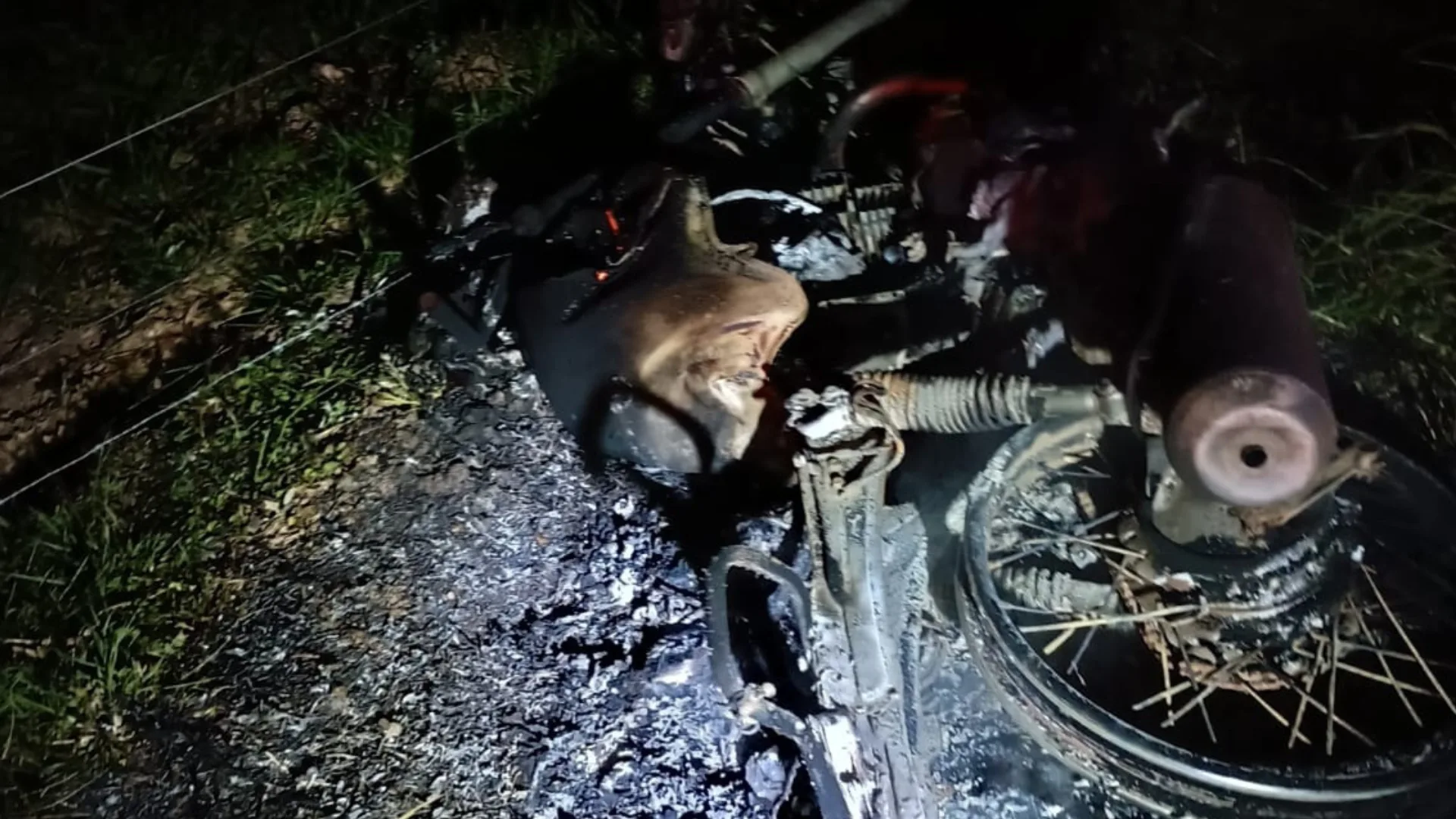 Jovens morrem em colisão entre motocicleta e caminhão na SC-414, em Navegantes | Foto: CBMSC/Divulgação