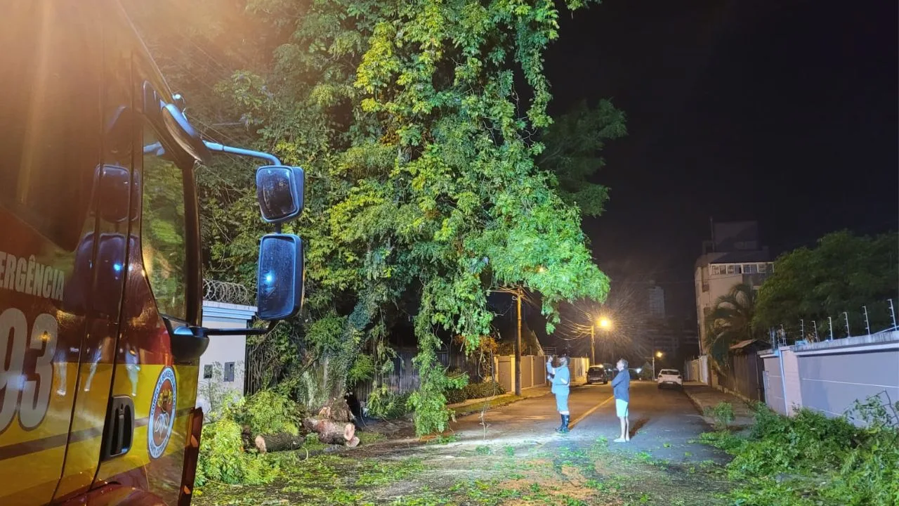 Lages decreta Situação de Emergência após tempestade causar graves danos na cidade | Foto: 5º BBM