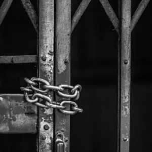 Mãe e padastro são presos por torturar e queimar menina de 4 anos