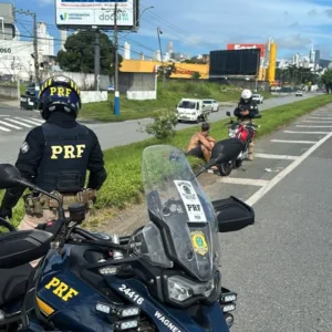 Motociclista é flagrado fazendo manobra “Superman” na BR-101 em SC