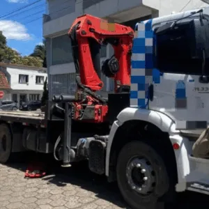 Motociclista fica sob roda de caminhão e morre em colisão violenta em SC - Foto: CBMSC